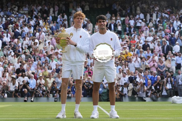 &lt;p&gt;Jannik Sinner revanchiert sich bei Carlos Alcaraz für die Niederlage im French-Open-Final und gewinnt als erster Italiener den Wimbledon-Titel im Einzel.&lt;/p&gt;