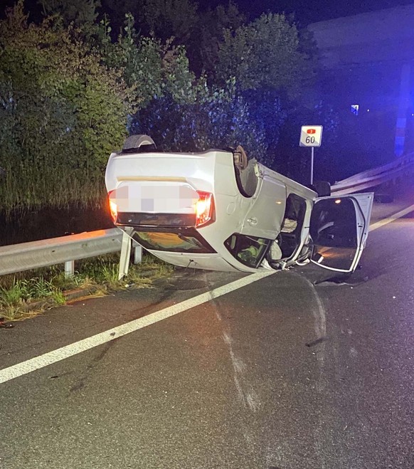 Eine Autolenkerin hat sich in der Nacht auf den 11. August 2022 auf der Autobahn A3 beim Birrfeld im Kanton Aargau mit ihrem Auto mehrfach überschlagen. Die 45-Jährige erlitt Verletzungen. Sie musste  ...