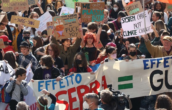 epa09848412 People atttend climate change march of the &#039;Fridays for Future&#039; movement, in Brescia, Italy, 25 March 2022. EPA/Filippo Venezia