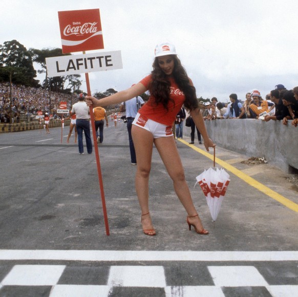 IMAGO / WEREK

Coca Cola Girl mit Namenstafel am Startplatz von Jacques Laffite (Frankreich / Ligier Ford), hoffentlich findet sich dieser ob seines falsch geschriebenen Namens auch zurecht