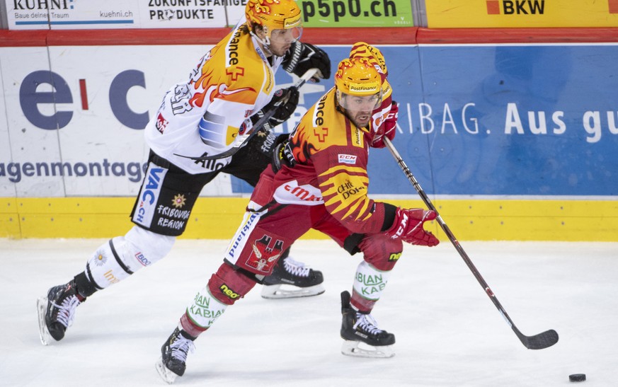 Tigers Topscorer, Chris DiDomenico, rechts, und Fribourgs Topscorer, Julien Sprunger, links, waehrend dem Meisterschaftsspiel der National League, zwischen den SCL Tigers und dem HC Fribourg Gotteron, ...