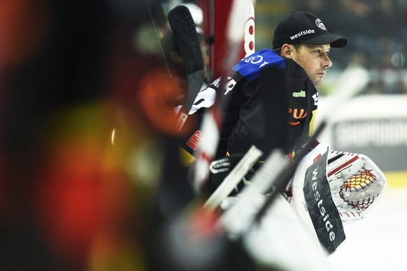 Goalie Marco Bührer erweist sich im 800. Meisterschaftsspiel für Bern nicht als sicherer Rückhalt und wird nach 40 Minuten ausgewechselt.