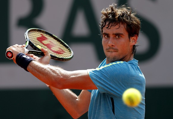 epa05328775 Guido Pella of Argentinaâ in action against Gilles Simon of France during their men&#039;s single second round match at the French Open tennis tournament at Roland Garros in Paris, Franc ...