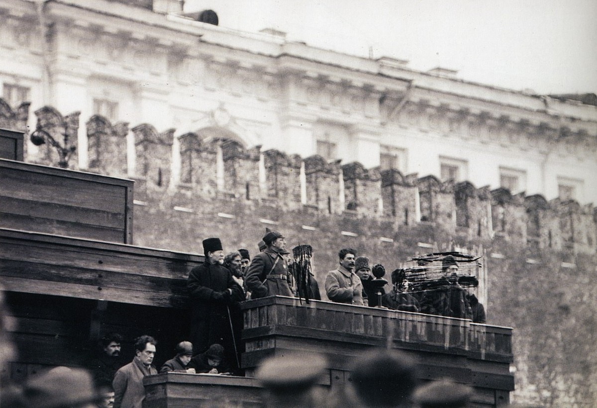 Führungsriege der Bolschewiki auf dem provisorischen Lenin-Mausoleum in Moskau am 3. November 1925 bei der Beerdigung von Michail Frunse an der Kreml-Mauer. Stalin hält die Totenrede. Unliebsame Polit ...