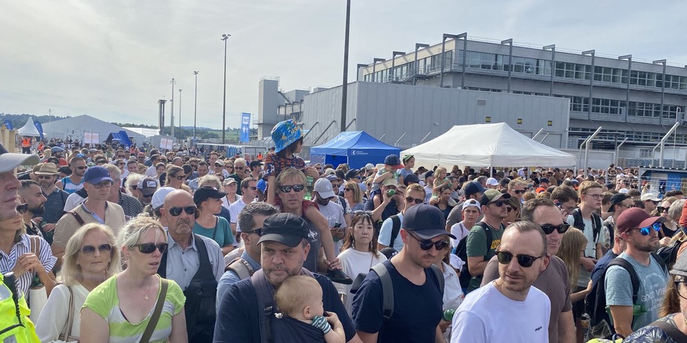 Das Flughafenfest in Kloten lockte massenweise Menschen an. Am
Sonntagabend bildete sich deshalb ein riesiger Stau beim Ausgang des
Flughafen-Parkhauses. Ein Aargauer steckte über drei Stunden dort fe ...