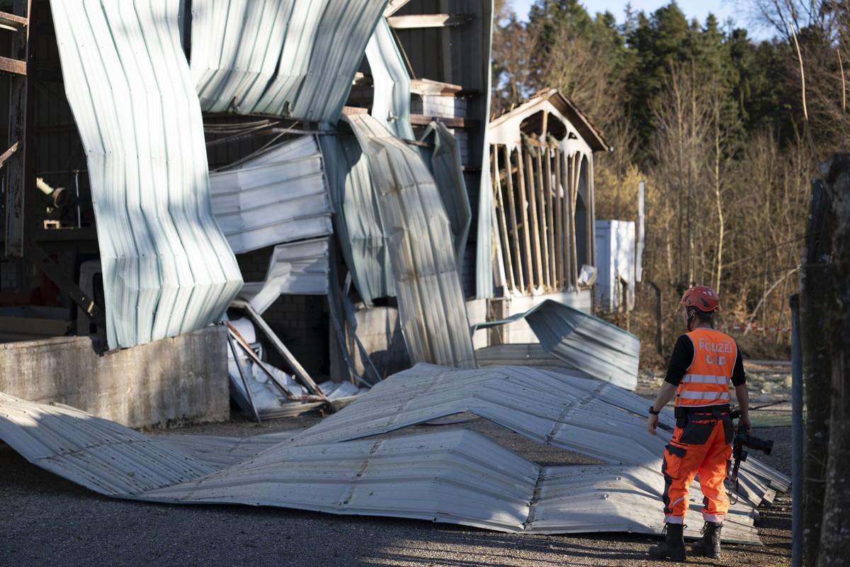 Polizisten der Kantonspolizei Zuerich untersuchen ein Gebaeude, welches durch die Druckwelle einer Explosion im Forschungs- und Testgebaeude Taetsch zerstoert wurde, am Mittwoch, 25. Februar 2026 in I ...