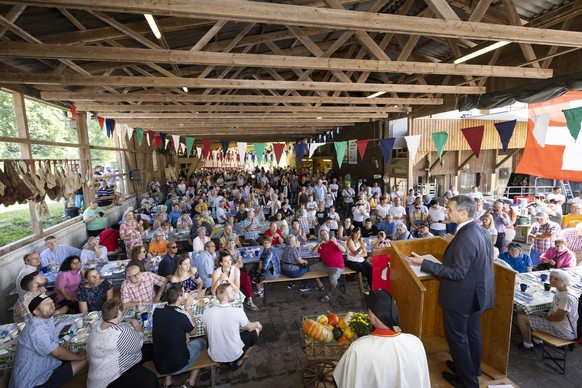 Bundespraesident Ignazio Cassis, rechts, haelt eine Ansprache bei seinem Besuch eines 1. August-Brunch auf dem Bauernhof Stoeckweid der Familie Duperrex, am Montag, 1. August 2022 in Knonau. (KEYSTONE ...