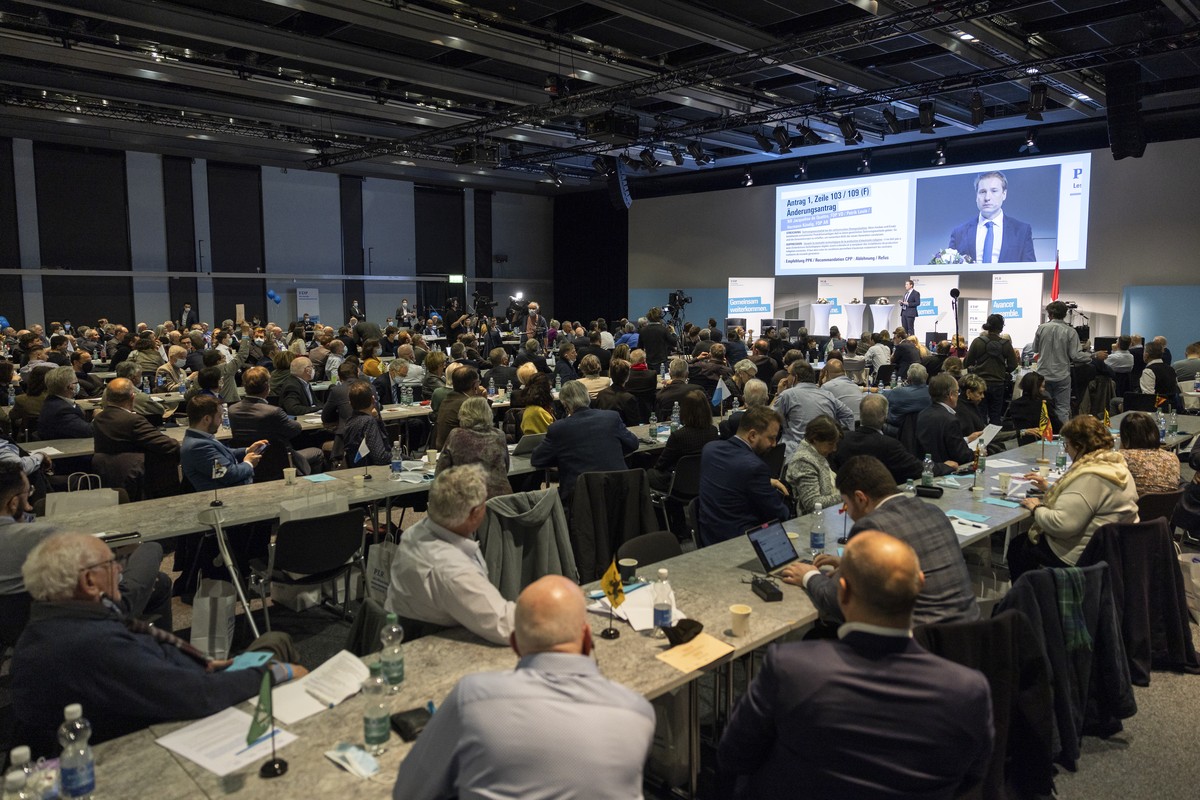L'assemblee des delegues du PLR Les Liberaux-Radicaux suisse, ce samedi, 12 fevrier 2022, au 2m2c Montreux Music et Convention Centre a Montreux. (KEYSTONE/Cyril Zingaro)