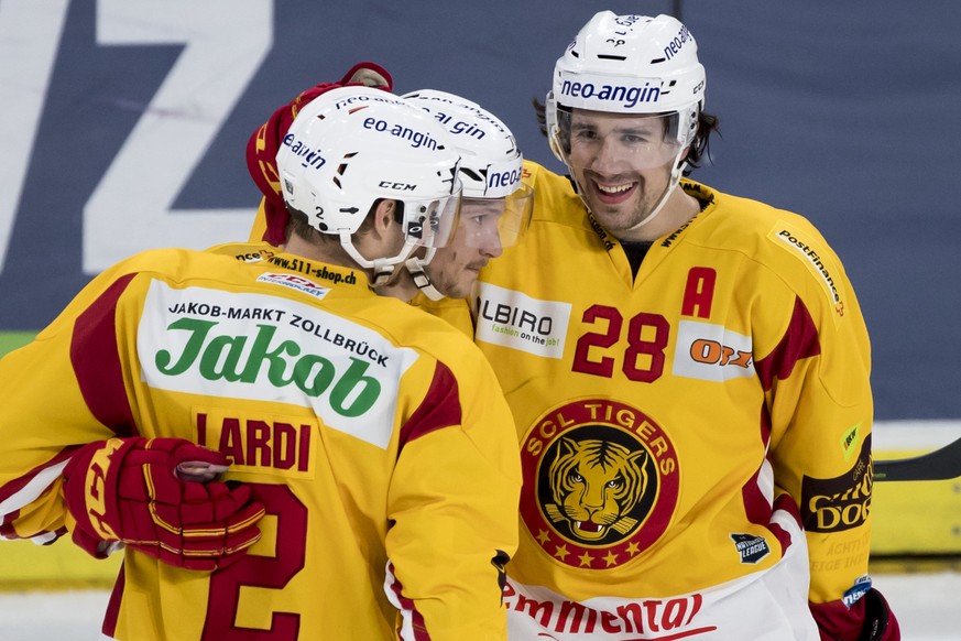 Langnaus Spieler feiern den 2-3 Sieg mit Yannick Lennart Albrecht, rechts, waehrend dem Eishockey-Meisterschaftsspiel der National League zwischen den ZSC Lions und den SCL Tigers, am Donnerstag, 23.  ...