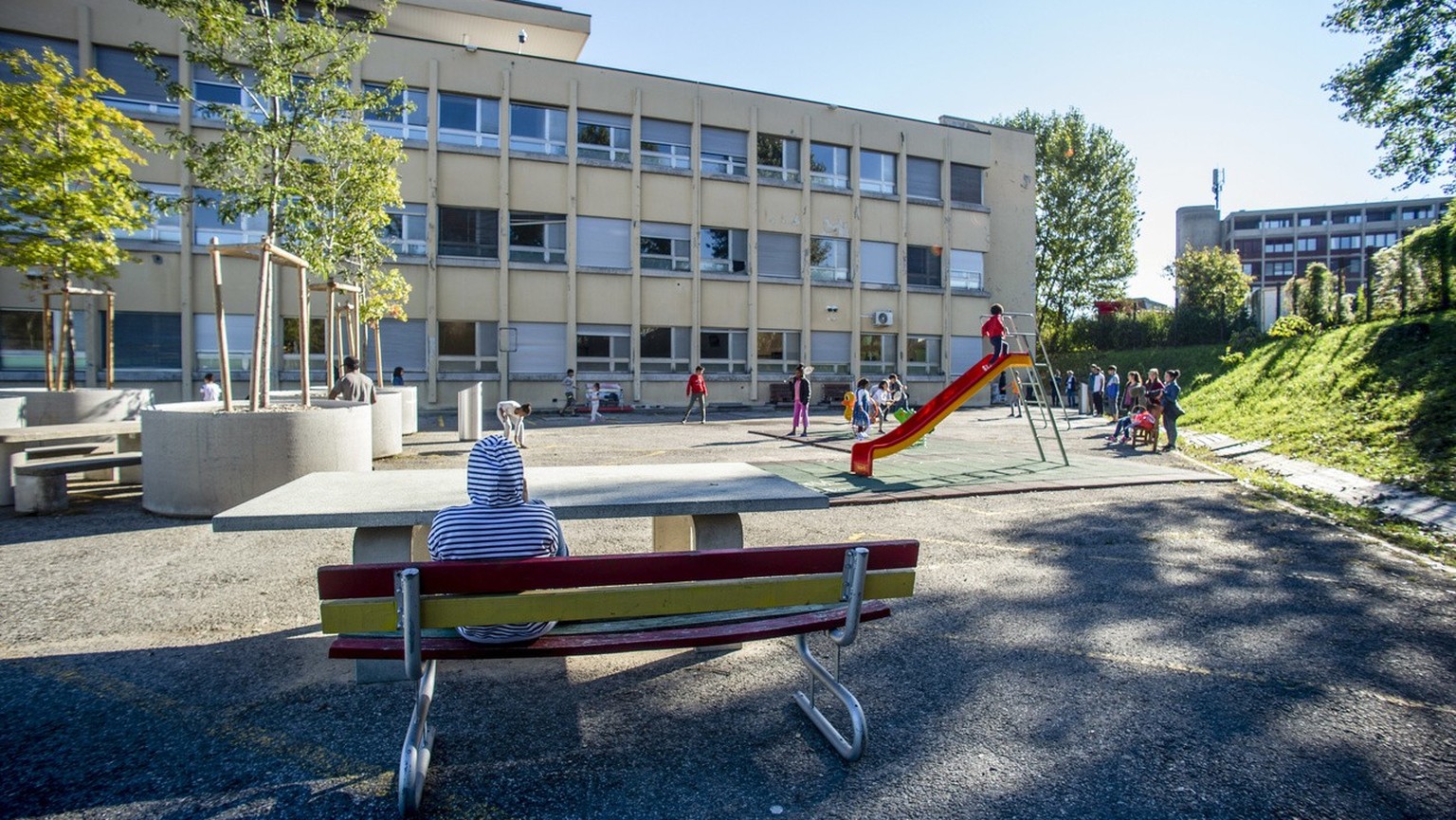 Aussenansicht des temporaeren Bundesasylzentrums Pasture, am Donnerstag, 8. Oktober 2020, in Balerna. Das Provisorium am Standort Balerna ist mit 220 Schlafplaetzen ausgestatet. Das definitive Bundesa ...