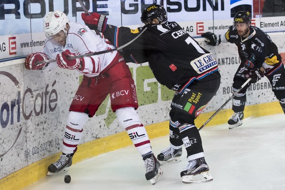 Lausannes Stuemer Alain Mieville, links, und Fribourgs Stuermer Roman Cervenka, rechts, kaempfen um den Puck, beim Eishockey Meisterschaftsspiel der National League A zwischen den HC Fribourg-Gotteron ...