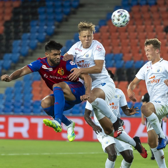 Basel&#039;s Omar Alderete, left, fights for the ball against Zuerich&#039;s Ilan Sauter, right, during the Super League match between FC Basel 1893 and FC Zuerich at the St. Jakob-Park stadium in Bas ...