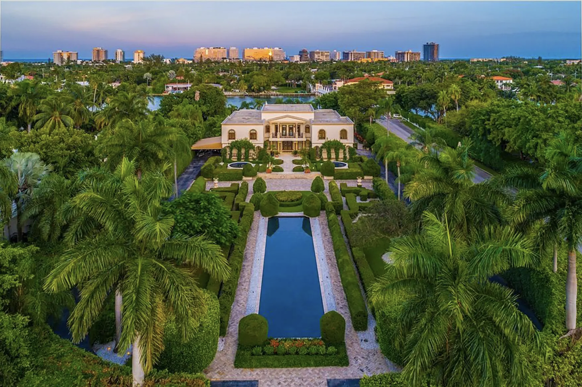 Après de longues rénovations, ce petit palais comprend six chambres, un bassin réfléchissant, une piscine et résidence à part pour les invités.