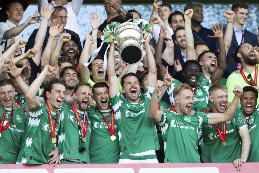Captain Lukas Goertler (FCSG) und seine Teamkollegen jubeln mit dem Pokal, nach dem Schweizer Fussball Cup Final zwischen dem FC Stade Lausanne-Ouchy und FC St. Gallen, am Sonntag, 24. Mai 2026, im St ...