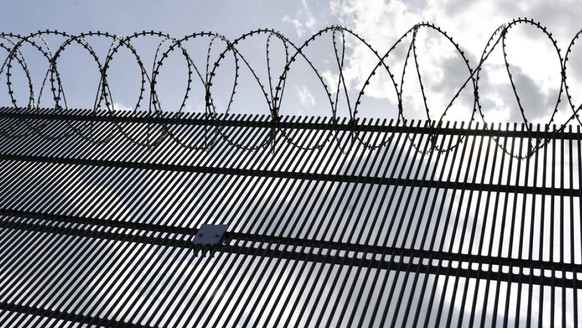 Stacheldraht auf dem Areal der Justizvollzugsanstalt in Lenzburg - in der Sicherheitsabteilung des Gefängnisses war der Prostituiertenmörder untergebracht gewesen. (Archivbild)