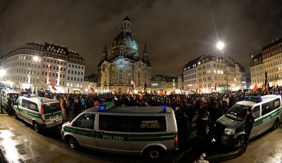 Die Polizei hält die Demonstranten in Schach