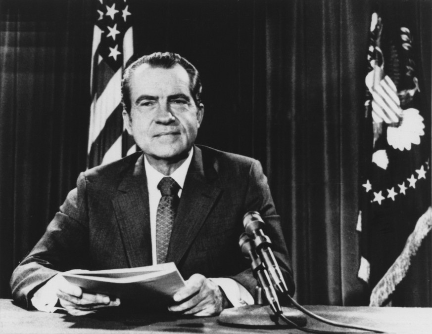 Am 15. August 1971 hob der damalige US-Präsident Richard Nixon die Goldbindung des Dollar auf.&nbsp;In einer Fernsehansprache an sein Volk liess er auch die Welt eindrücklich wissen, dass sich die USA von nun an weigern würden, den Dollar jederzeit gegen eine festgelegte Menge des Edelmetalls einzutauschen. Der Grund: Die USA hatten sich durch die Kriege in Korea und Vietnam finanziell überhoben und zu viele Dollar zur Kriegsfinanzierung in Umlauf gebracht.<br data-editable="remove">
