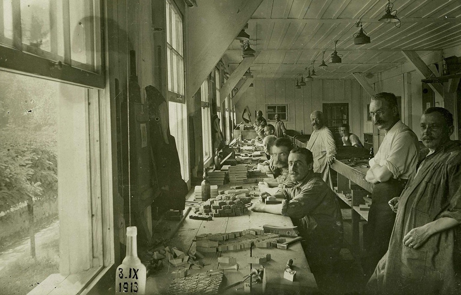 Insight into the production of the wood letter factory: In 1913, the letters were made by hand.