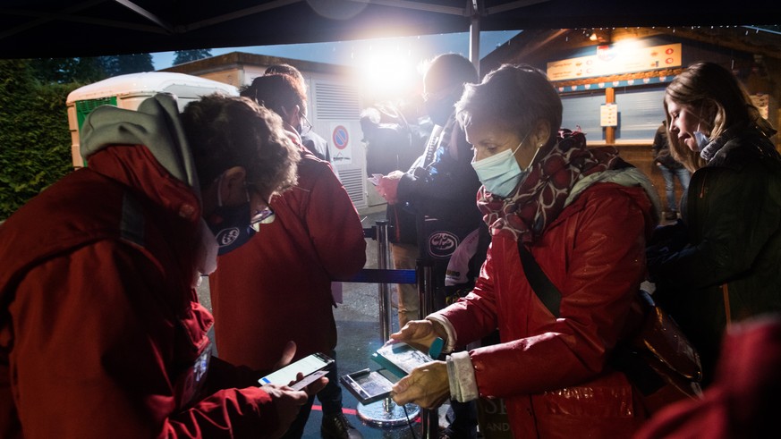 Fans enter the stadium Valascia, during the preliminary round game of National League A (NLA) Swiss Championship 2020/21 between HC Ambri Piotta and HC Lugano at the ice stadium Valascia in Ambri, Swi ...