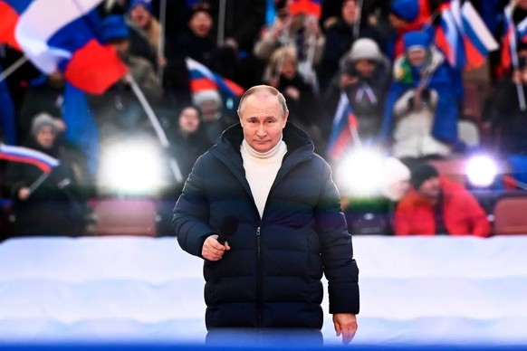 Kontrolliert die Massen: Putin vor russischem Publikum in einem sündhaft teuren Loro-Piana-Mantel.