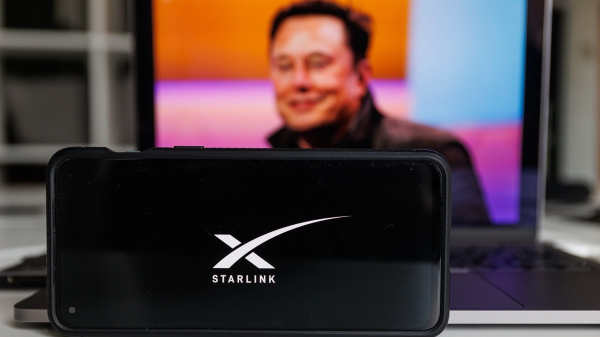 Elon Musk und sein Satelliten-Internet-Dienst Starlink (Symbolbild).