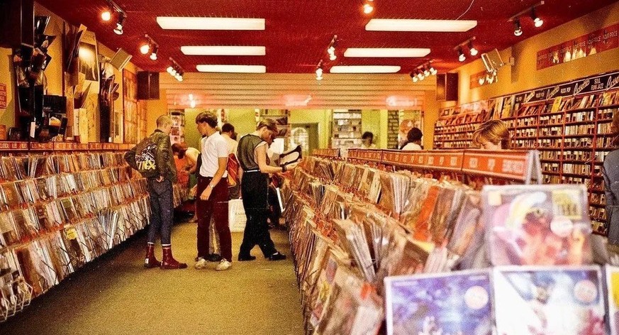 Plattenläden in den 1980er.
https://www.reddit.com/r/The1980s/comments/1fk6zbl/record_shopping_in_the_80s/