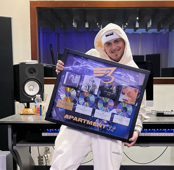 EAZ mit den Platten seines ersten Albums «Apartment 32»