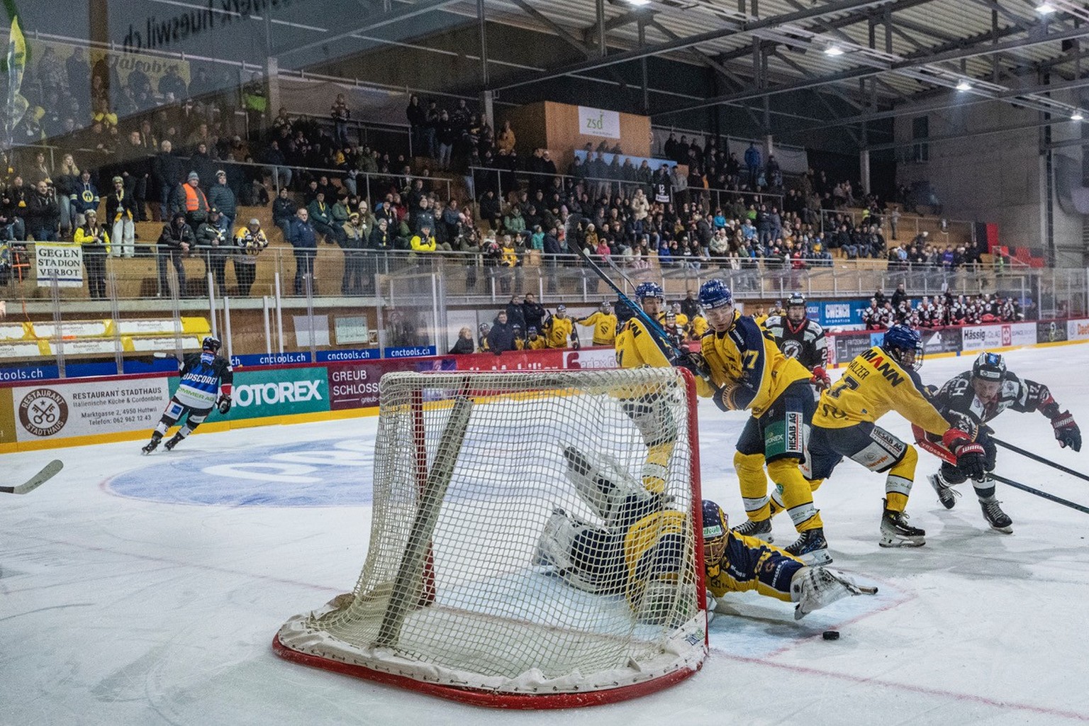 Derby-Stimmung im Amateurhockey am letzten Samstag in Huttwil: Hockey Huttwil gegen den SC Langenthal