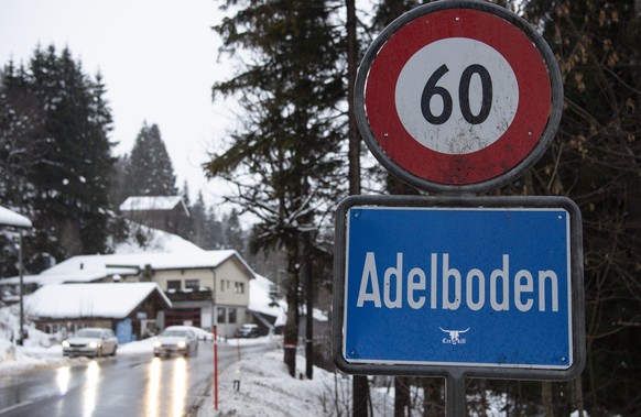 Sicht auf die Ortstafel der Gemeinde Adelboden, am Sonntag, 13. Januar 2019, in Adelboden. Gemaess Medieninformationen starben bei einem schweren Unfall mit einem Kleinbus und einem Lastwagen in der N ...