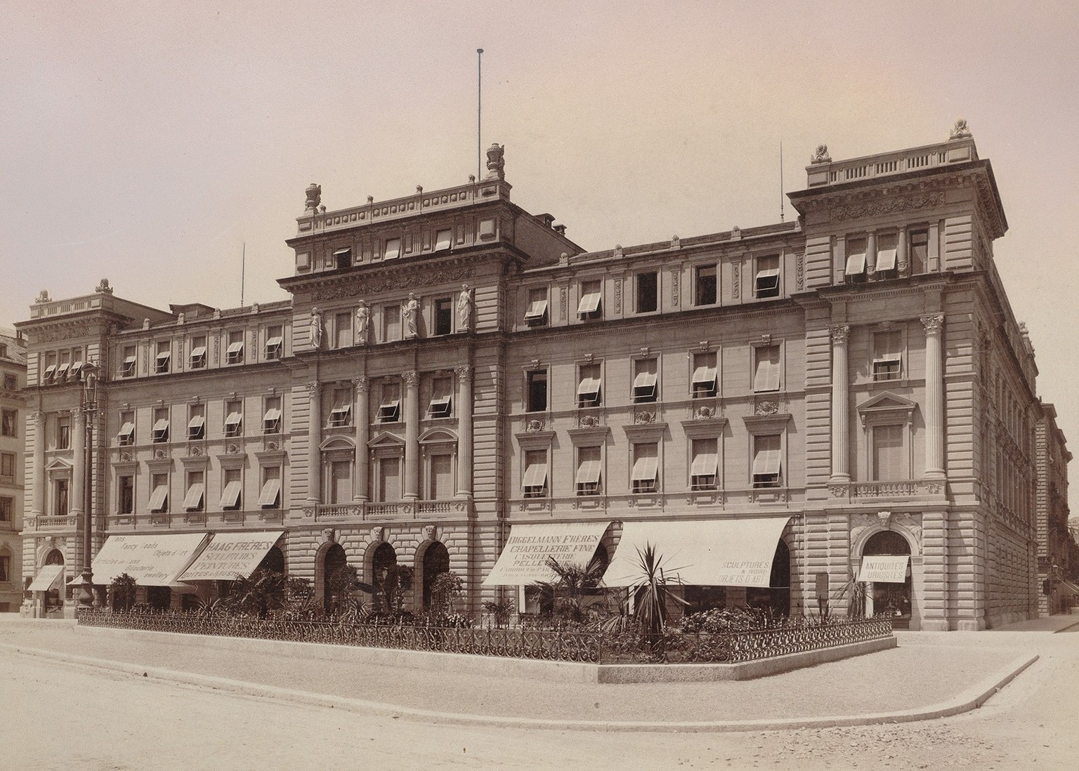 Was Repräsentation um 1900 bedeuten kann, belegt eine zeitgenössische Aufnahme des Verwaltungsgebäudes der Gotthardbahngesellschaft in Luzern, erbaut 1889; heute Sitz der beiden sozialrechtlichen Abte ...