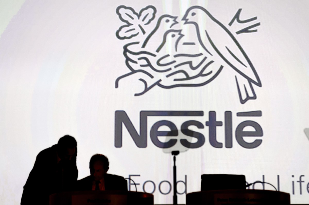 ARCHIVBILD ZUM GEWINNRUECKGANG VON NESTLE IM JAHR 2016, AM DONNERSTAG, 16. FEBRUAR 2017 - Nestle's directors speak in front of the Nestle's logo during the general meeting of the world' ...