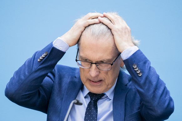 25.08.2020, Berlin: Matthias Kollatz (SPD), Finanzsenator von Berlin, streicht sich zu Beginn der Senats-Pressekonferenz im Roten Rathaus �ber die Haare. Foto: Christoph Soeder/dpa +++ dpa-Bildfunk ++ ...