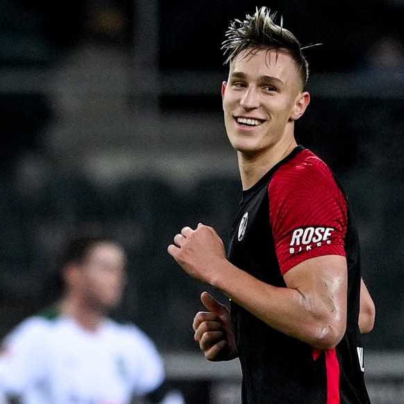epa09624247 Freiburg's Nico Schlotterbeck celebrates after scoring the 6-0 lead during the German Bundesliga soccer match between Borussia Moenchengladbach and SC Freiburg in Moenchengladbach, Ge ...