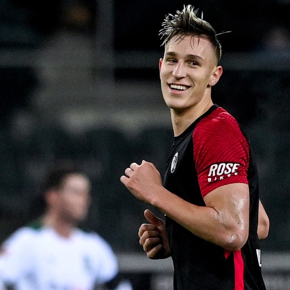 epa09624247 Freiburg&#039;s Nico Schlotterbeck celebrates after scoring the 6-0 lead during the German Bundesliga soccer match between Borussia Moenchengladbach and SC Freiburg in Moenchengladbach, Ge ...