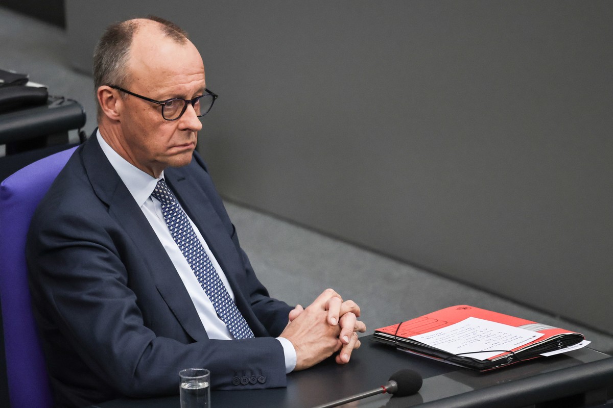 epa12848537 German Chancellor Friedrich Merz answers questions during a government question time at the German parliament 'Bundestag' in Berlin, Germany, 25 March 2026 EPA/FILIP SINGER