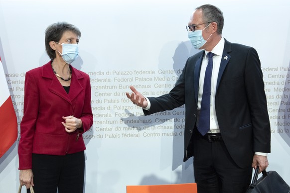 Bundespraesidentin Simonetta Sommaruga, links, und Christian Rathgeb, Praesident der Konferenz der Kantonsregierungen, rechts, an einer Medienkonferenz anlaesslich eines Treffens zwischen dem Bund und ...