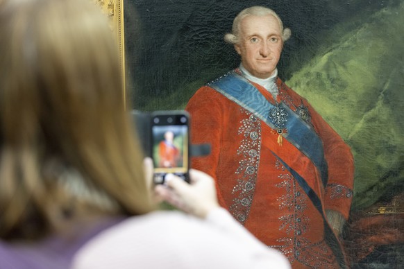 epa09511164 A visitor takes a photo of the work &quot;Carlos IV, 1789&quot; by Francisco de Goya at the exhibition &quot;Goya&quot; at the Fondation Beyeler during a media tour in Riehen, Switzerland, ...