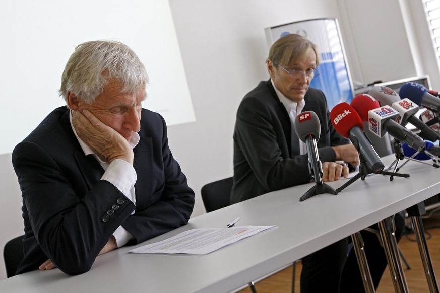 Erich Vogel, Verwaltungsrats-Vizepraesident GC, links und Roger Berbig, Verwaltungsratspraesident Grasshoppers, rechts, informieren die Medien am Donnerstag, 30. April 2009 in Niederhasli. (KEYSTONE/A ...