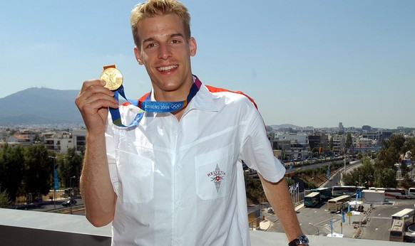 Der Schweizer Degenfecht Olympiasieger Marcel Fischer stellte sich einen Tag nach seinem Erfolg wiederholt den Medien und zeigte nochmals seine Medaille, aufgenommen am Mittwoch, 18. August 2004, vom  ...