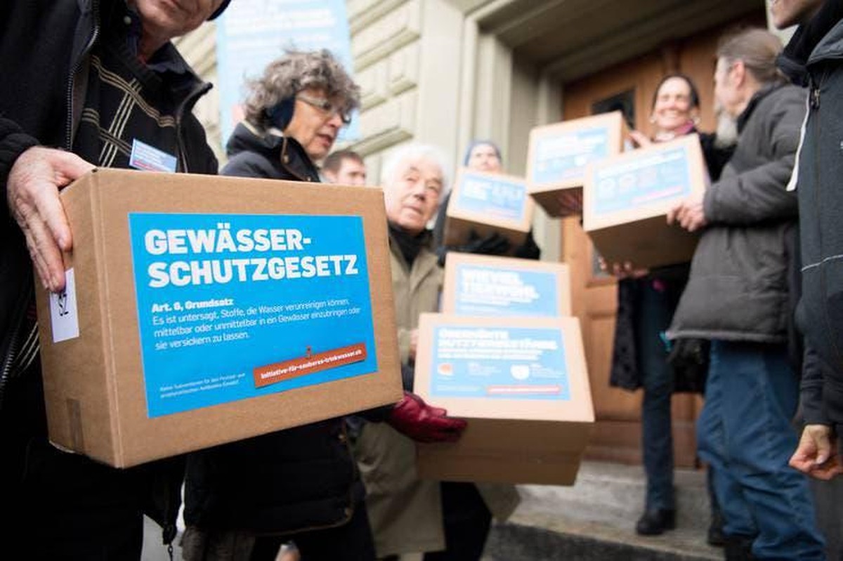 Zusammen mit Mitstreitern reichte die Fitnesstrainerin Franziska Herren die Trinkwasserinitiative ein.