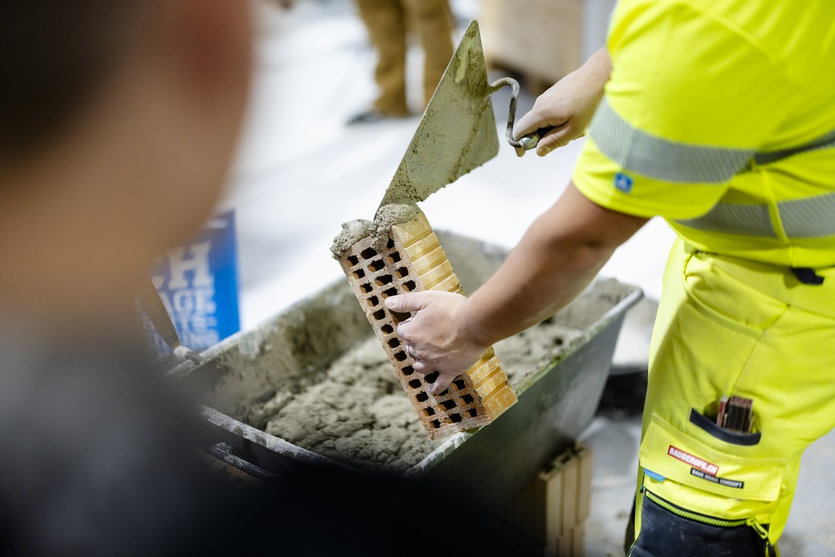 Présentation du métier de maçon à la Foire aux métier de Zurich, en 2023.