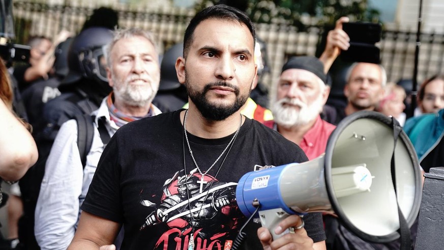 29.08.2020, Berlin: Vegan-Koch Attila Hildmann spricht vor der russischen Botschaft in Unter den Linden bei einer Demonstration gegen die Corona-Ma