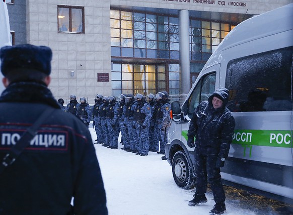 Polizeibeamte stehen vor dem Beginn des Prozesses gegen den russischen Oppositionspolitiker Nawalny vor dem Babuskinsky Bezirksgericht Wache. Foto: Alexander Zemlianichenko/AP/dpa