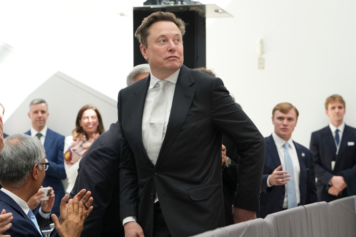 Elon Musk walks to accept the National Medal of Science during an event at the U.S. Institute of Peace, Thursday, Oct. 8, 2026, in Washington. (AP Photo/Julia Demaree Nikhinson)
Trump