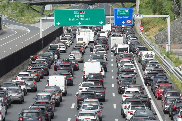 epa11465173 Motorists in a traffic jam between Coldrerio and Mendrisio heading north on the A2 motorway as police blocks the drive, in Mendrisio, Switzerland, 07 July 2024. Heavy rainfall led to a tem ...