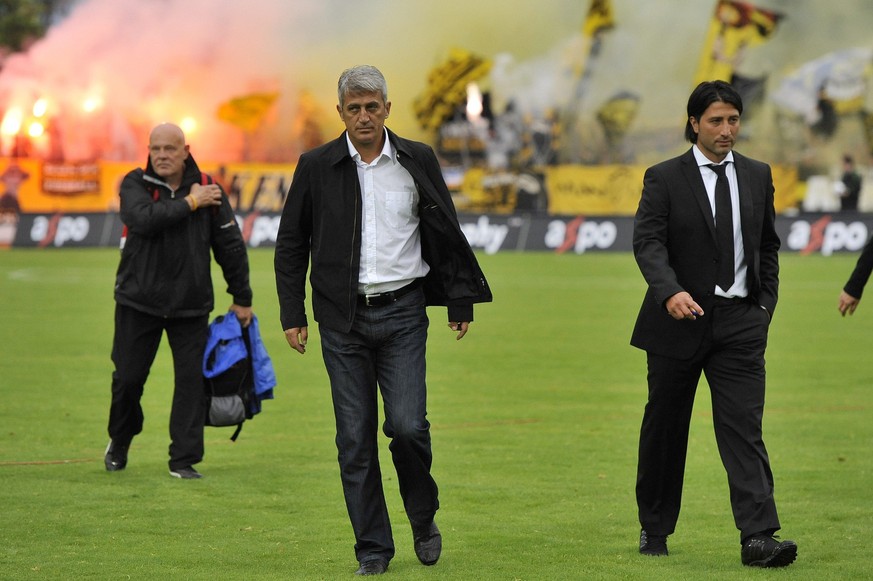 Thun's Trainer Murat Yakin, links und YB's Trainer Vladimir Petkovic in der ersten Fussball Super League Runde zwischen dem FC Thun und den Berner Young Boys am Samstag 17. Juli 2010 im Stad ...