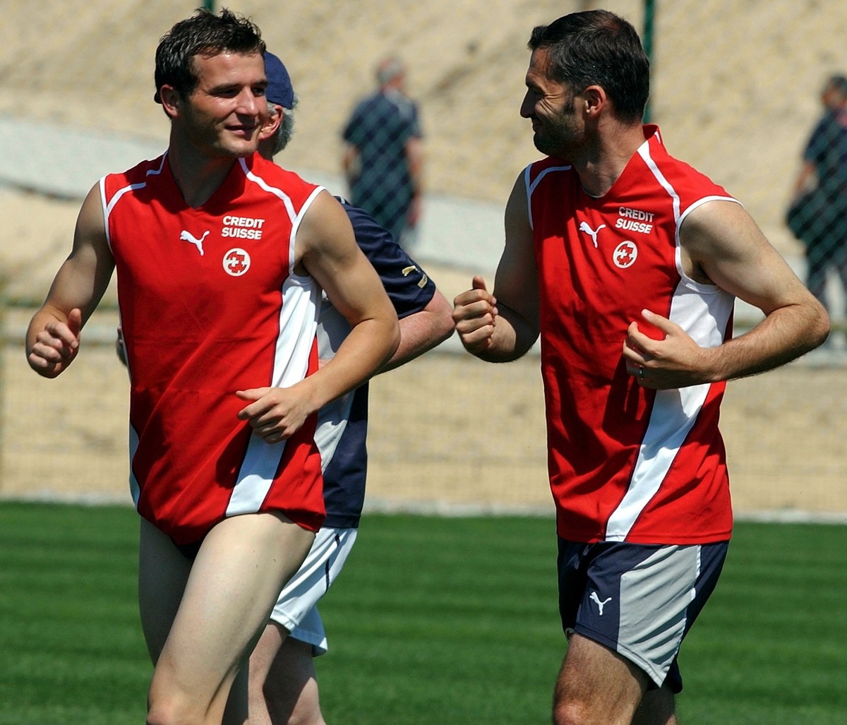 Alex Frei, links, in "luftigem Tenue....", zusammen mit Stephane Chapuisat, rechts, beim Training in Praia del Rey ( Portugal ) am Montag 14 Juni 2004. (KEYSTONE/Walter Bieri)