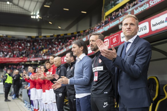 Thuns Cheftrainer Marc Schneider und Sportchef Andres Gerber waehrend der Nationalhymne, vor dem Schweizer Fussball Cupfinalspiel zwischen dem FC Basel und dem FC Thun, am Sonntag 19. Mai 2019, im Sta ...