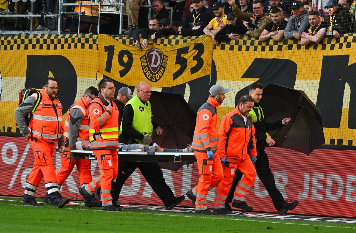 Felix G�tze Essen wird verletzt vom Platz getragen, 24.02.2024, Fussball, GER, Saison 2023/2024, 3. Liga, Dritte Liga, 27. Spieltag, Rudolf-Harbig-Stadion Dresden, SG Dynamo Dresden - Rot-Weiss Essen, ...