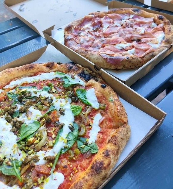 Das beste Essen deiner Sommerferien – Madeleine Sigrist:
Ich hatte eine fantastische Pizza von der Pizzeria Da Nino in Bern. Leider ist der Ansturm dort immer sehr gross, und es gibt draussen nur seh ...